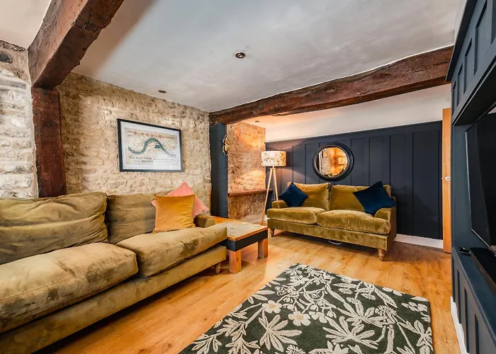 Spacious, Luxury Town Centre Granary Conversion