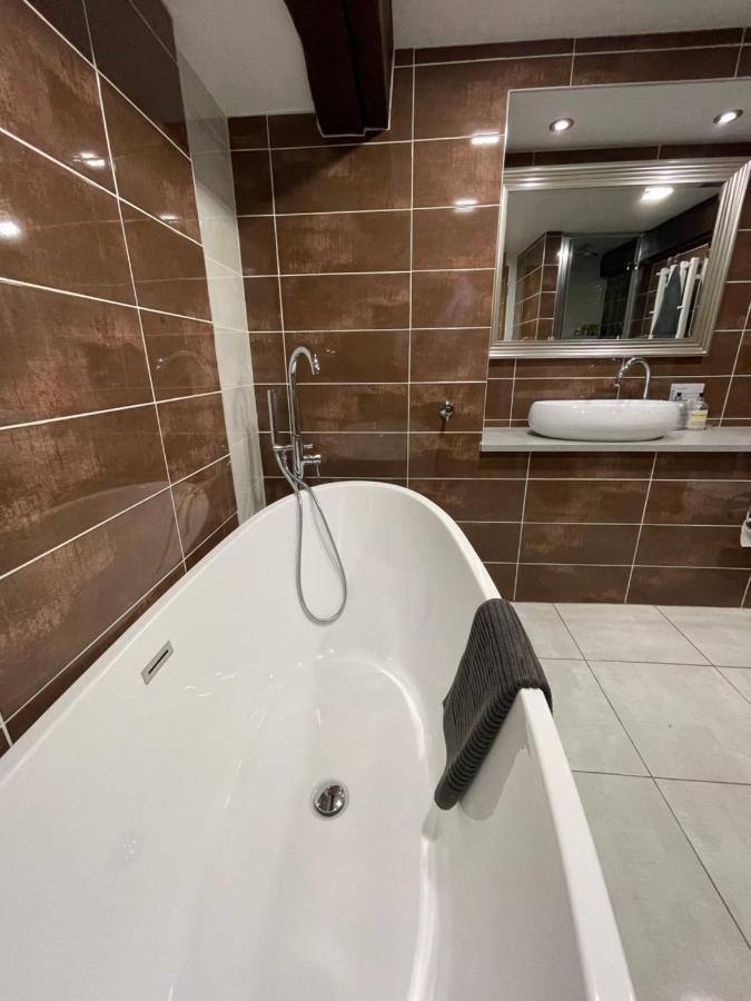 Spacious, Luxury Town Centre Granary Conversion