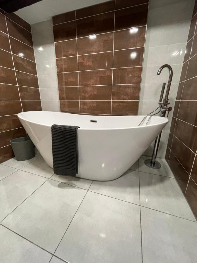 Spacious, Luxury Town Centre Granary Conversion *