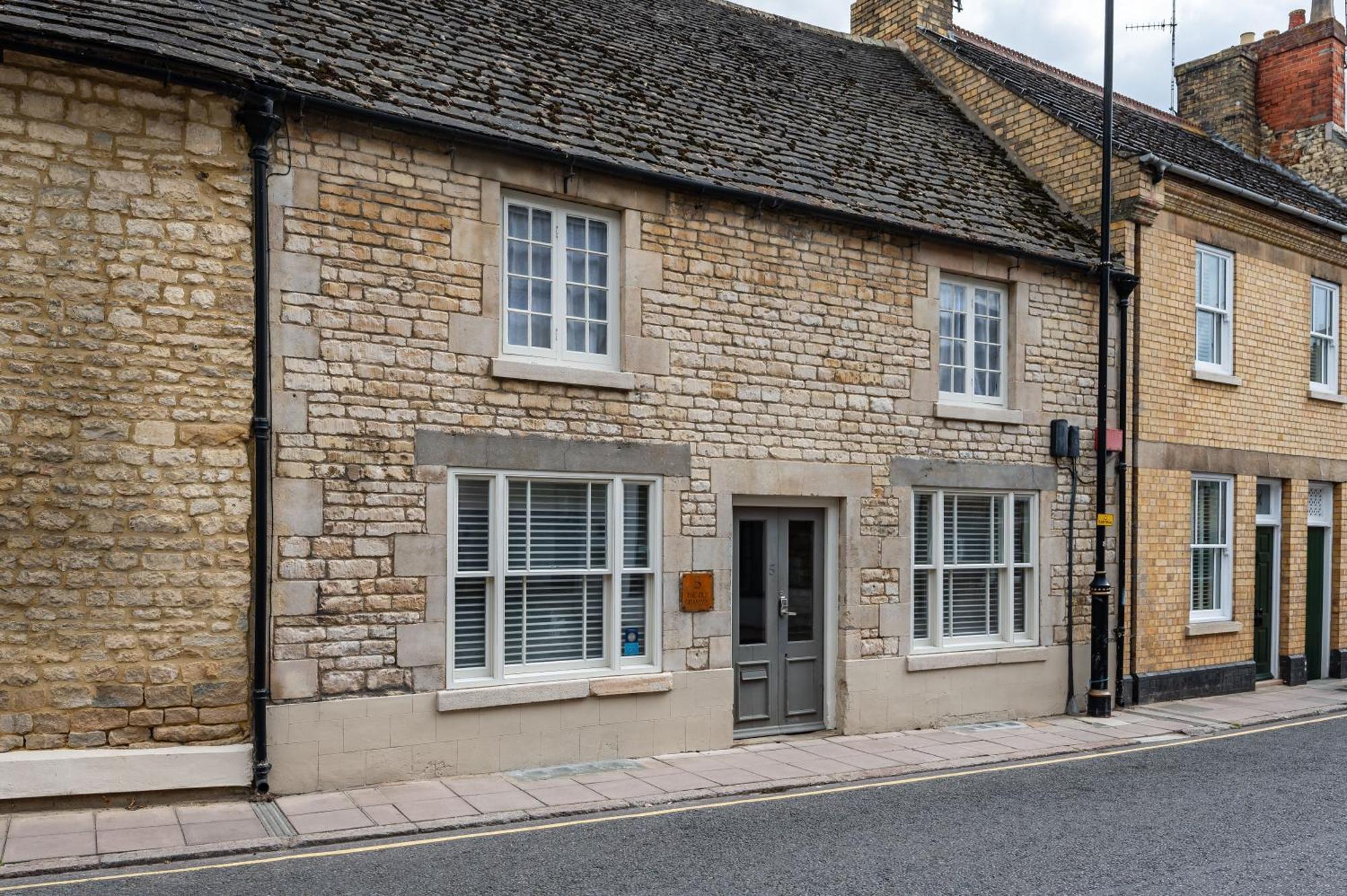 Spacious, Luxury Town Centre Granary Conversion Stamford