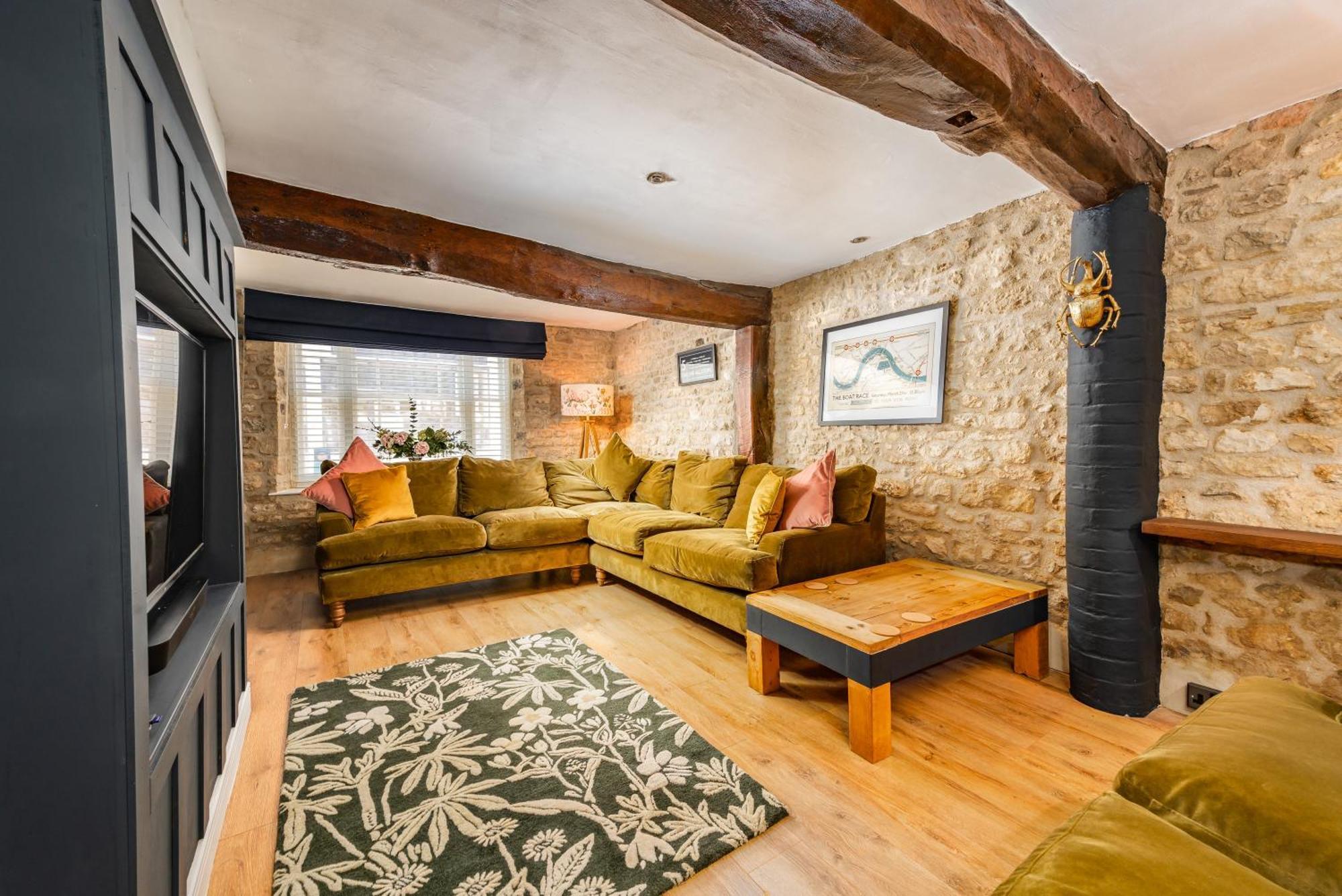 Spacious, Luxury Town Centre Granary Conversion