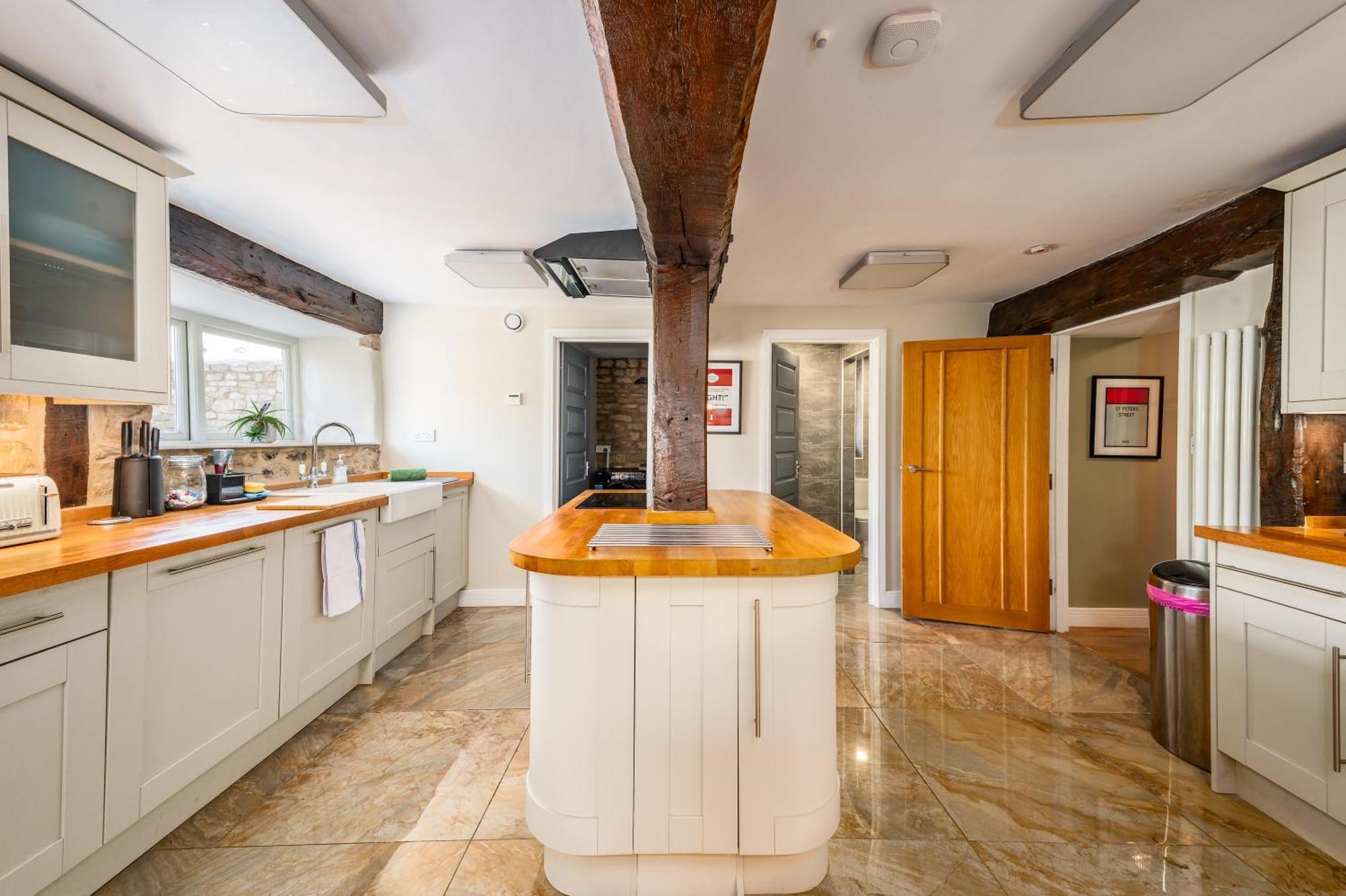 Spacious, Luxury Town Centre Granary Conversion *