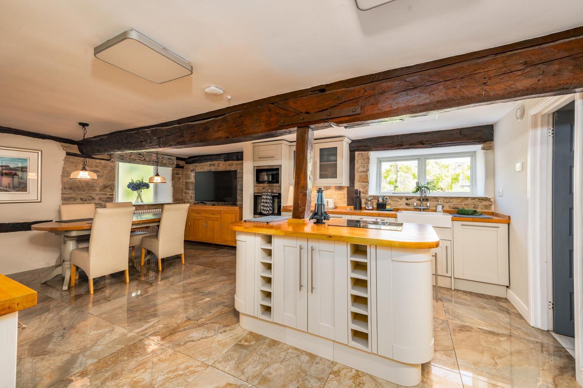 Spacious, Luxury Town Centre Granary Conversion Apartment *