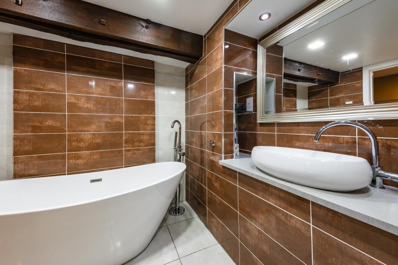 Spacious, Luxury Town Centre Granary Conversion